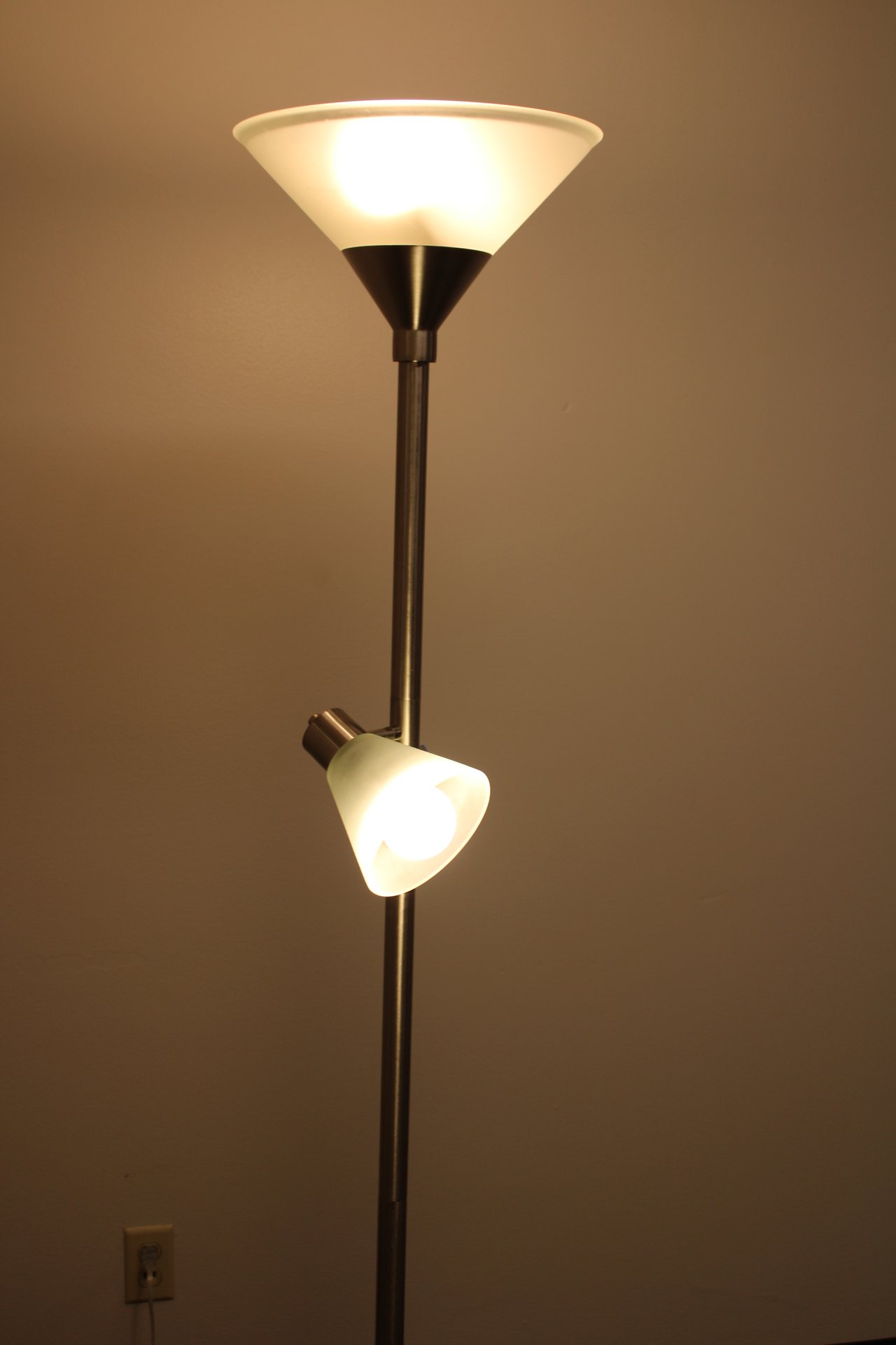 Floor lamp with adjustable double head