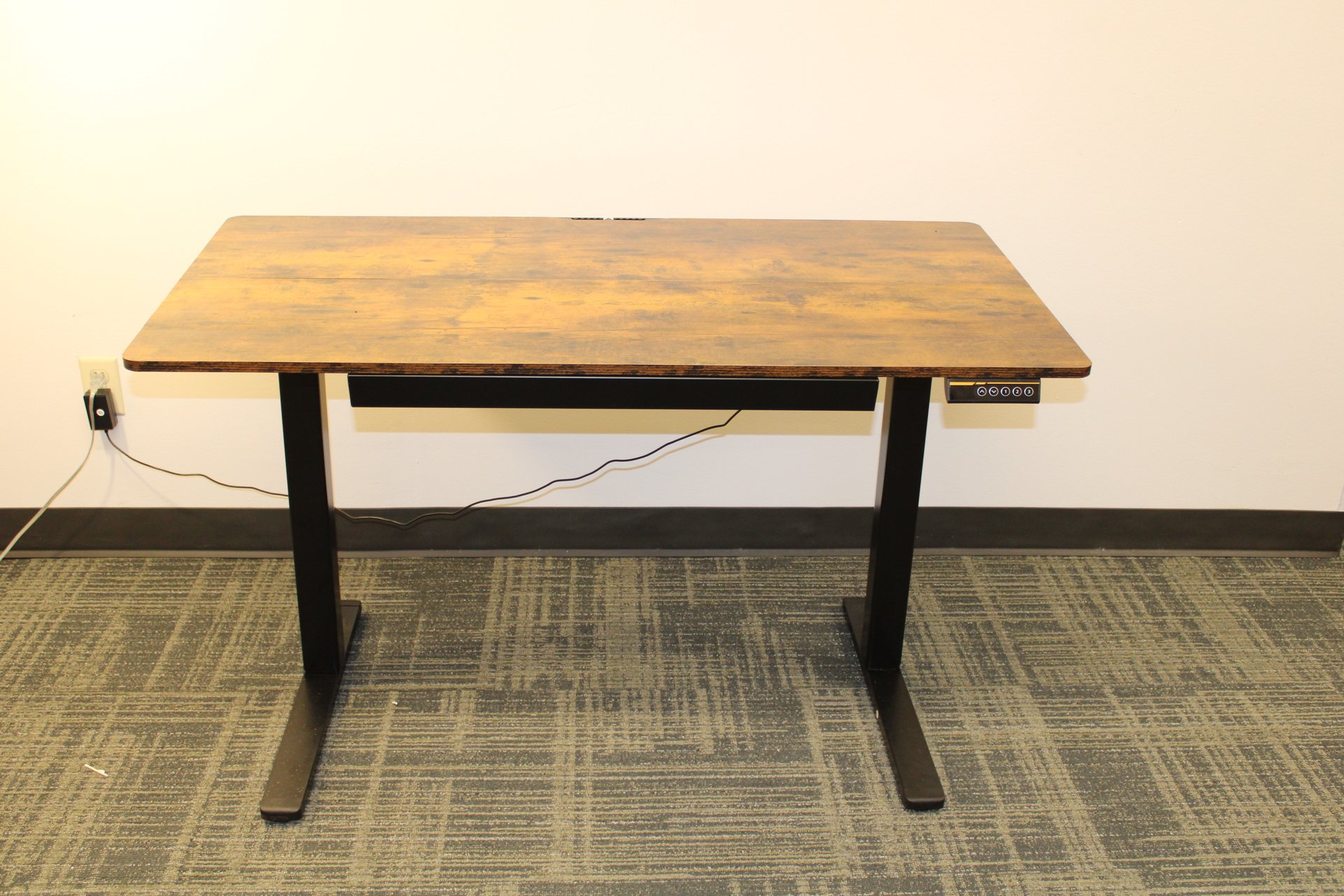 Electric standing desk